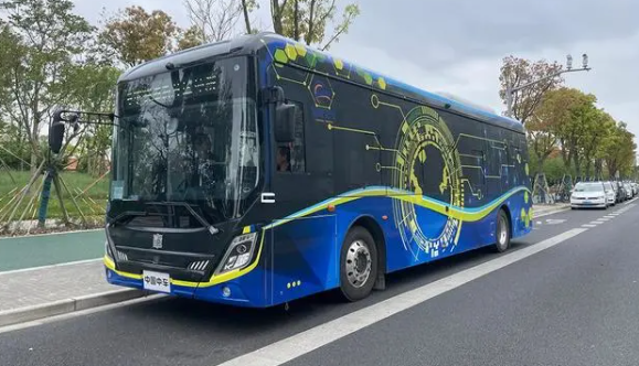 探访上海智能网联公交车：开了半小时，司机几乎没碰方向盘