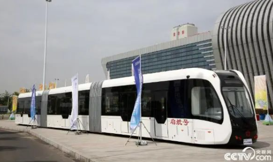 30米长公交车“ART”现身湖北襄阳，一次可运输300人！
