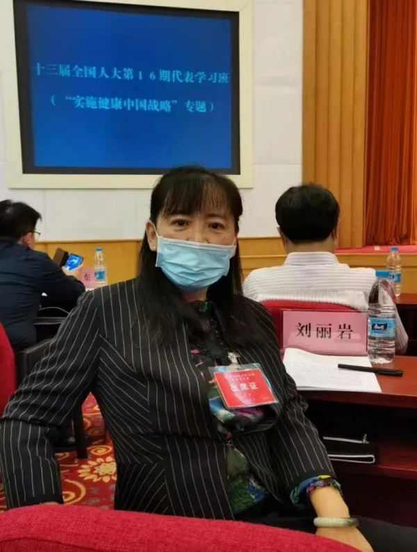 全国人大代表刘丽岩:加大政府投入,解决公交补贴不到位等问题(图1) 图片