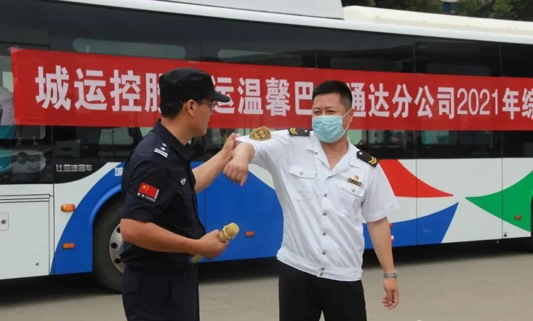 逼真场面犹如警匪片，青岛温馨巴士防恐消防实战演练(图2)