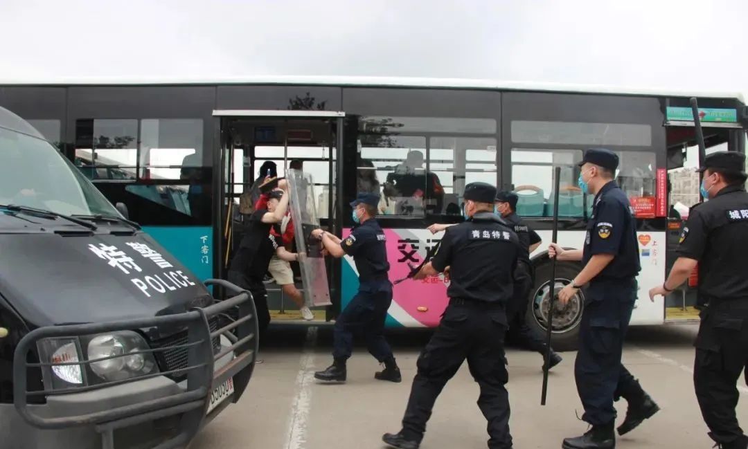 逼真场面犹如警匪片，青岛温馨巴士防恐消防实战演练(图3)