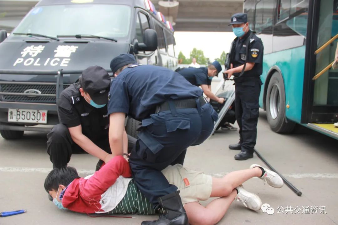 逼真场面犹如警匪片，青岛温馨巴士防恐消防实战演练(图4)