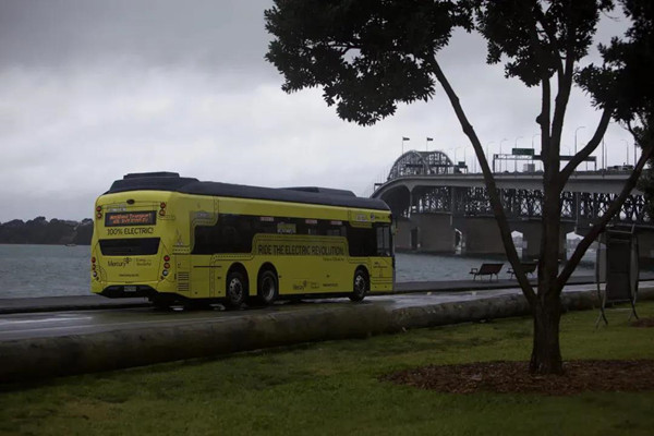 捷报！首辆BYD ADL Enviro200EV XLB纯电动大巴驶入新西兰(图2)