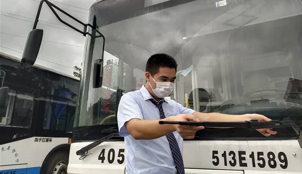 武汉公交多举措应对强降雨天气，保障市民安全出行(图3)