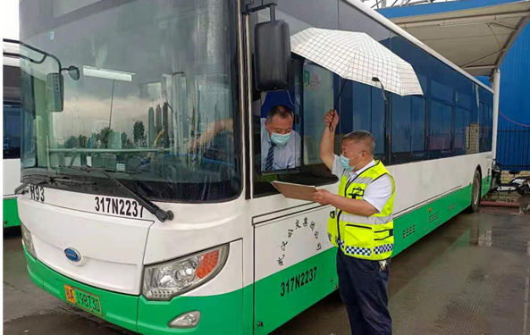 武汉公交多举措应对强降雨天气，保障市民安全出行(图1)