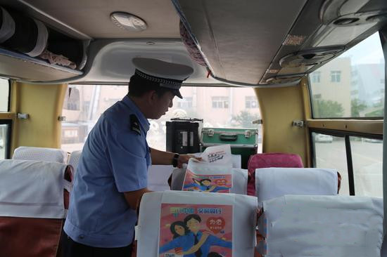 宁夏交警为3000余辆大中型客车配送“安全礼包”(图1)