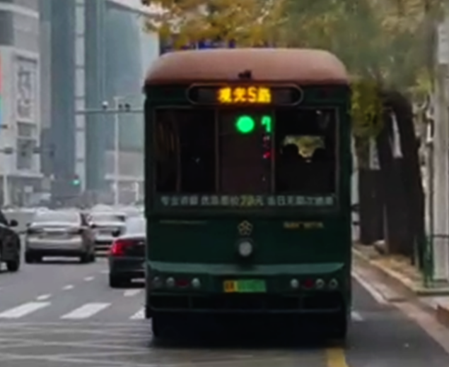 车尾“预报”前方路口红绿灯？真的！ 这辆公交车变身“移动交通信号灯”(图1)