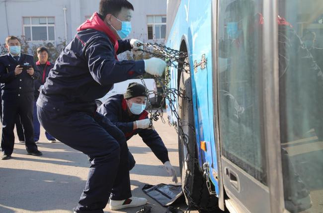 备战冰雪，城阳巴士工会举办挂装防滑链条大比武(图3)