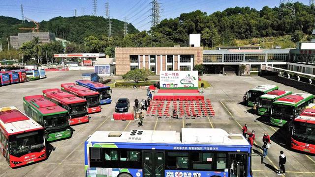 广州11辆“换新装”特色公交车发车(图1)