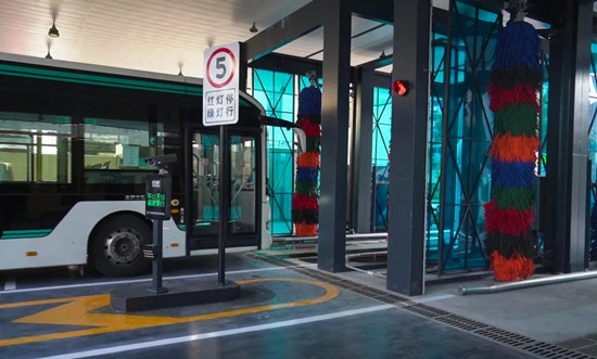 【上海】原来还可以这样给车“洗澡"!久事公交试点安装通道式大巴洗车机设备(图2)