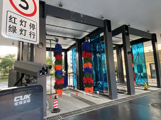 【上海】原来还可以这样给车“洗澡"!久事公交试点安装通道式大巴洗车机设备(图3)