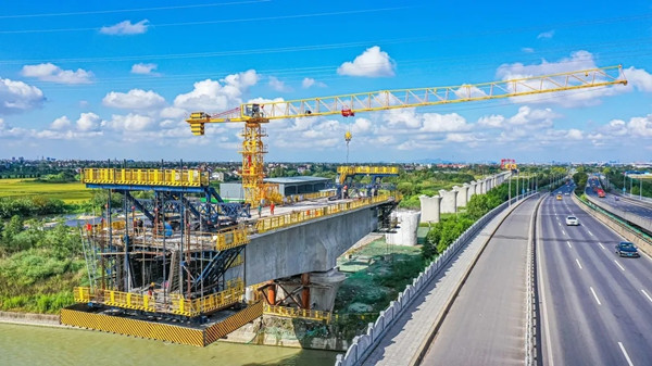 湖州市南浔区277辆新能源公交车助力绿色出行(图1)