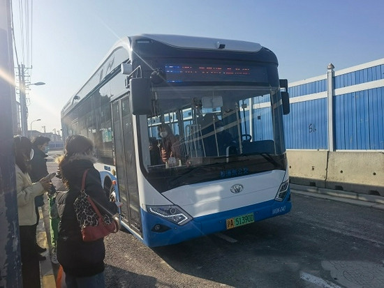 上南公交又一批新能源车辆上线营运 车上装防撞预警系统(图1)