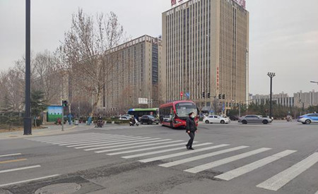 礼让斑马线再升级！洛阳公交车正式进入“右转礼让时代”(图1)