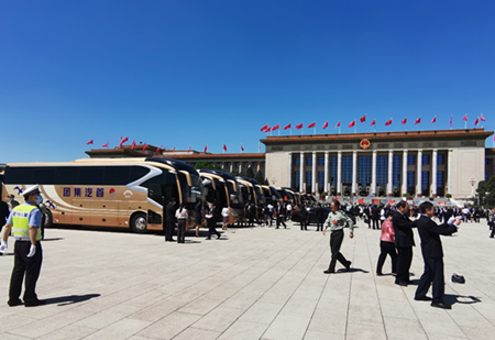 精准对位！两会民生提出的适老化，金旅客车也要关注(图1)