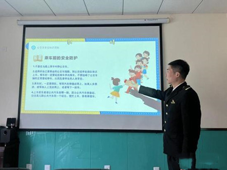 青岛城运控股交运温馨巴士通过“云课堂”在线给中小学生讲授交通安全知识(图2)