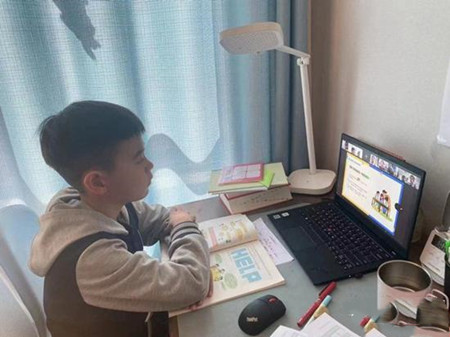 青岛城运控股交运温馨巴士通过“云课堂”在线给中小学生讲授交通安全知识(图3)