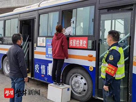 好办法！“退役”公交车变身疫情防控“值班室”(图1)