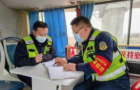 好办法！“退役”公交车变身疫情防控“值班室”(图4)